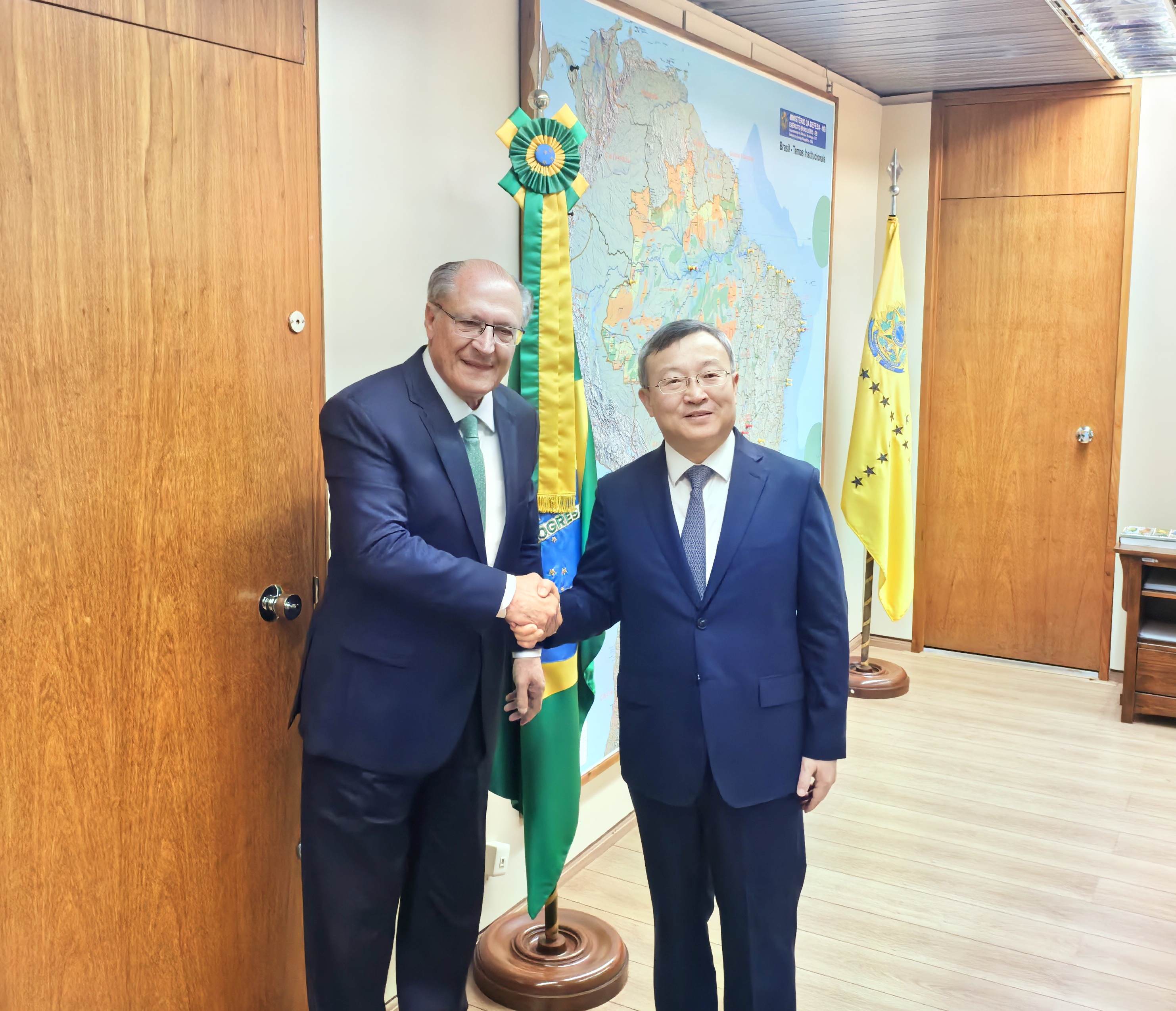10月23日，商务部国际贸易谈判代表兼副部长王受文在巴西首都巴西利亚会见巴西副总统兼发展工业贸易服务部部长阿尔克明