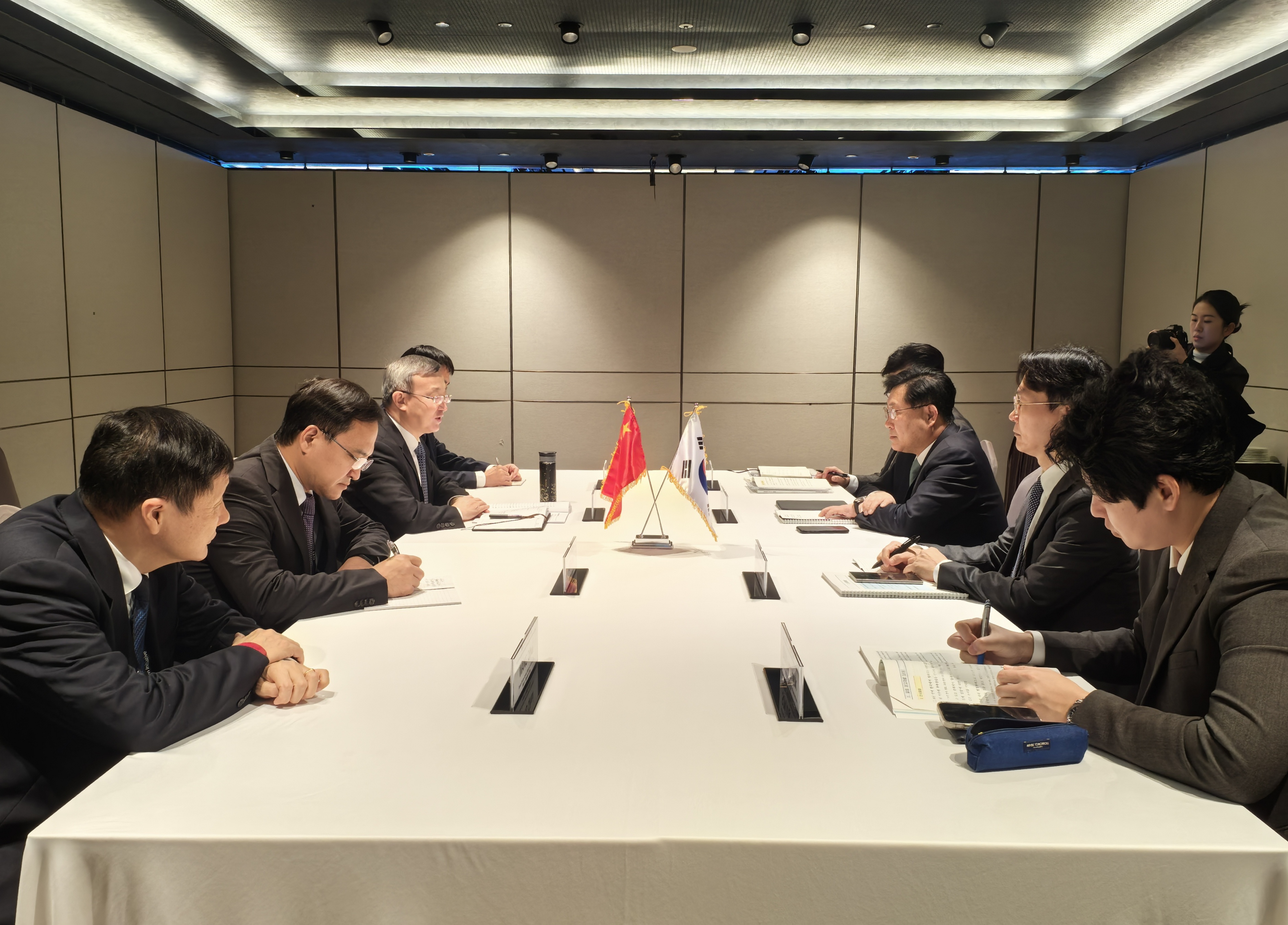 12月9日，商务部国际贸易谈判代表兼副部长王受文在韩国首尔会见韩国企划财政部国际事务副部长崔志荣