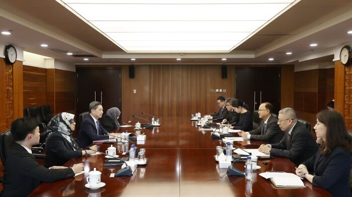 鄢东副部长会见文莱首相府部长兼财经主管部长刘光明